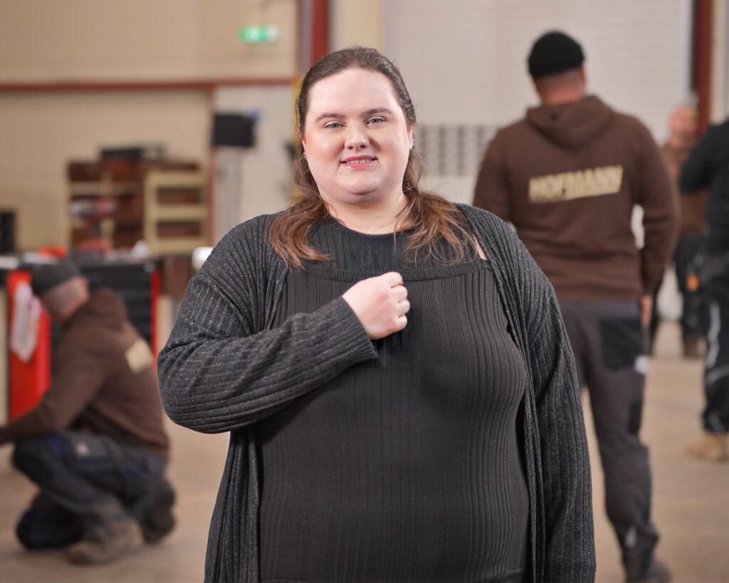 Kimberley Steudlin lächelnd in der Halle