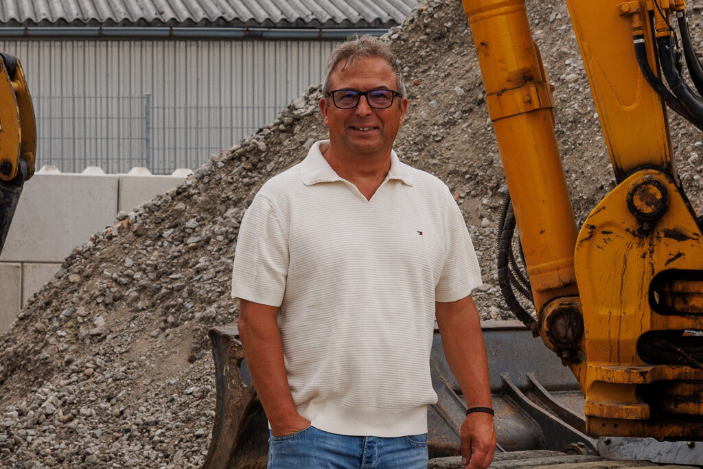 Alexander Lutz vor einem Bagger, Kundenstimme